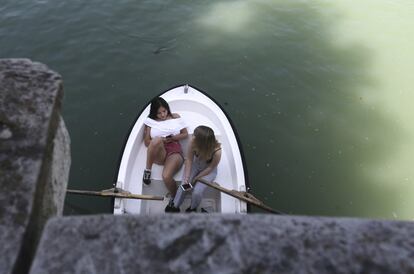 Dos mujeres descansan en una de las barcas del Parque del Retiro, el 16 de junio del 2017 en Madrid.