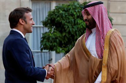 Emmanuel Macron saluda a Mohammed bin Salman a su llegada al palacio del Eliseo.