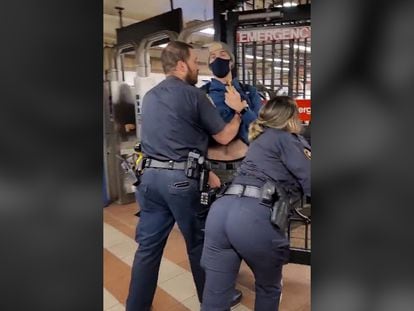 La policía de Nueva York desaloja a un joven del metro.