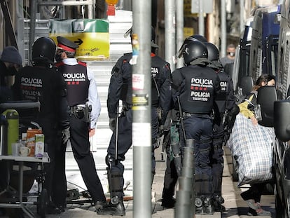 Un grupo de activistas intenta impedir un desahucio en Barcelona, en diciembre de 2020.