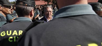 El ministro de Interior, Juan Ignacio Zoido, saluda a los guardias civiles.