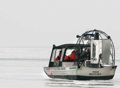 Uno de los botes de la Guardia Costera que trabajan en la bahía de Oak para rescatar a los pescadores atrapados en un bloque de hielo