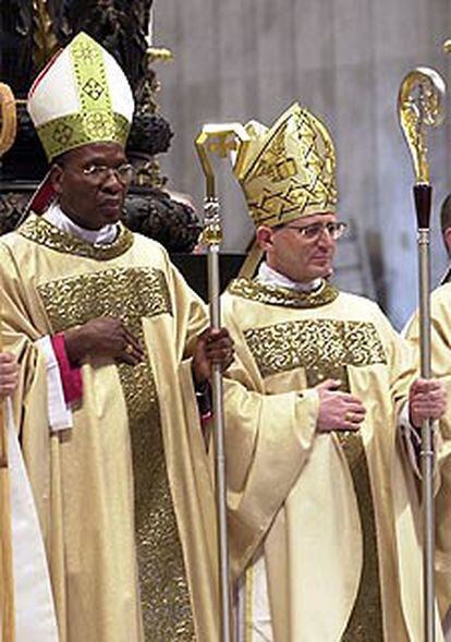 El arbobispo Angelo Amato, a la derecha, en una celebración en enero pasado.