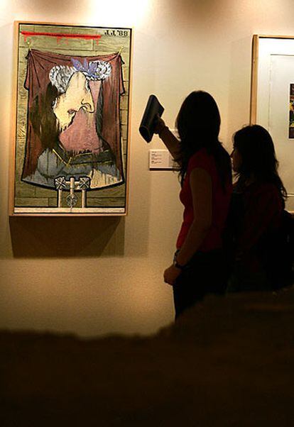 Visitantes ante un cuadro sin título de Jasper Johns.