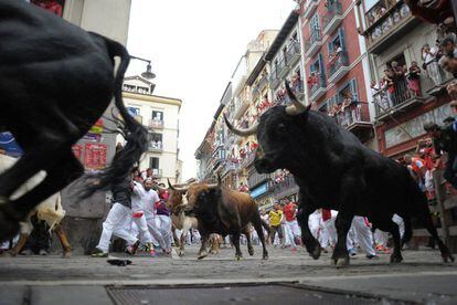 Los toros de Victoriano del Río durante la carrera a su paso por la Calle de La Estafeta