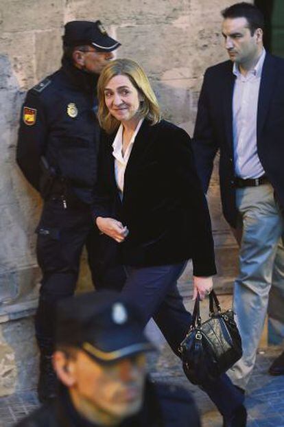 Doña Cristina sale de la Audiencia de Palma.