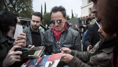 Bruce Springsteen fotografiado este viernes en Barcelona firmando una portada de un disco a uno de sus fans.