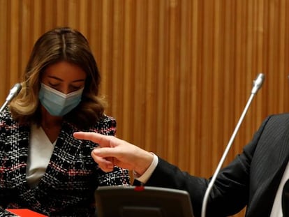 El presidente de la CNMV, Rodrigo Buenaventura, y la vicepresidenta, Montserrat Martínez Parera, ante la Comisión de Asuntos Económicos del Congreso.