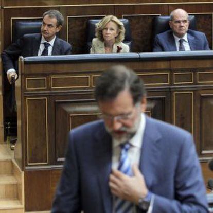Rajoy, en primer término; en el banco azul, Zapatero, y sus vicepresidentes Salgado y Chaves.
