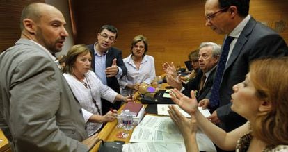 Los portavoces y la mesa de la comisi&oacute;n de RTVV en las Cortes.