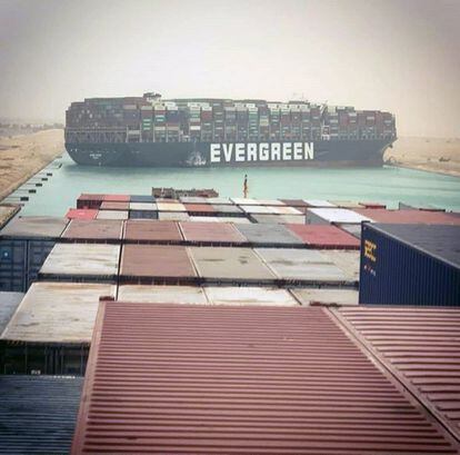 El barco Ever Given bloquea el Canal de Suez, el pasado marzo.