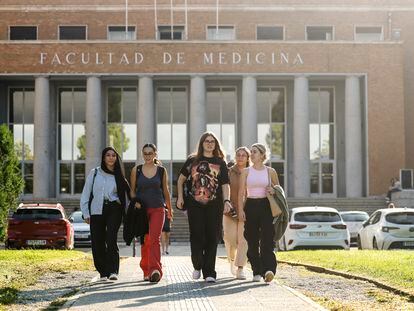 Estudiantes ante la Facultad de Medicina de la Universidad Complutense de Madrid, el lunes.