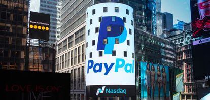 PayPal anuncia su cotización en el Nasdaq en Times Square.