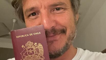 El actor Pedro Pascal enseña su pasaporte chileno en su cuenta de Instagram.