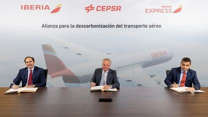 De izquierda a derecha, los responsables de Iberia, Javier Sánchez-Prieto, y de Cepsa, Martin Wetselaar, con el director de producción de Iberia Express, Carlos Gómez, durante la firma del acuerdo.
