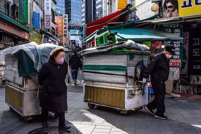 Vendedores con sus puestos ambulantes en el mercado de Namdaemun, en Seúl, el 13 de marzo.