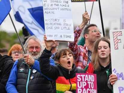 Activistas protestan en Edimburgo contra una manifestaci&oacute;n en la que participa el l&iacute;der euroesc&eacute;ptico Nigel Farage. 