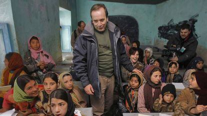 Jos&eacute; Antonio Alonso en una visita a un colegio femenino en Afganist&aacute;n.