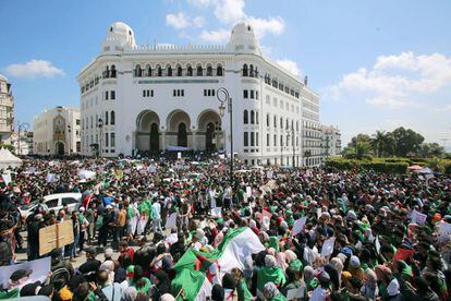 Manifestación de estudiantes contra el régimen argelino, este martes 16 de abril, en Argel.