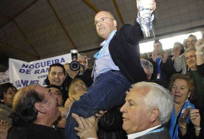 Baltar es llevado a hombros en presencia de su padre tras ganar el congreso del PP en 2010.