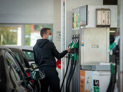 Un cliente reposta en una gasolinera, el pasado 13 de abril en Madrid.