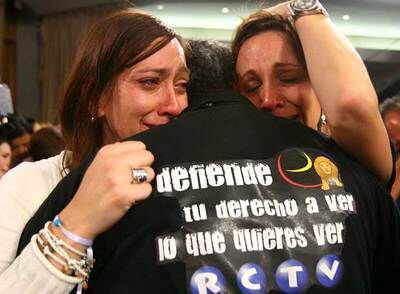 Tres trabajadores de RCTV se abrazan en la sede de la televisión minutos después del cierre.