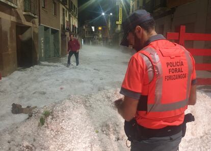 A Foral Police agent collaborates in response to the effects caused by the heavy hail that fell on the riverside towns of Fitero, Corella and Cintruénigo (Navarra), early this Sunday.