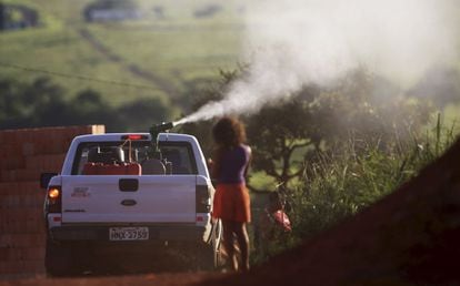 Un equipo fumiga contra el mosquito &#039;Aedes&#039; en Sao Sebastiao, el 11 de febrero. 