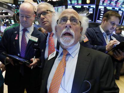 Operadores bursátiles en el parqué del New York Stock Exchange