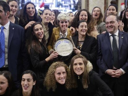 Algunas de las ganadoras del tambor de oro, este lunes en el Ayuntamiento de San Sebastián. 