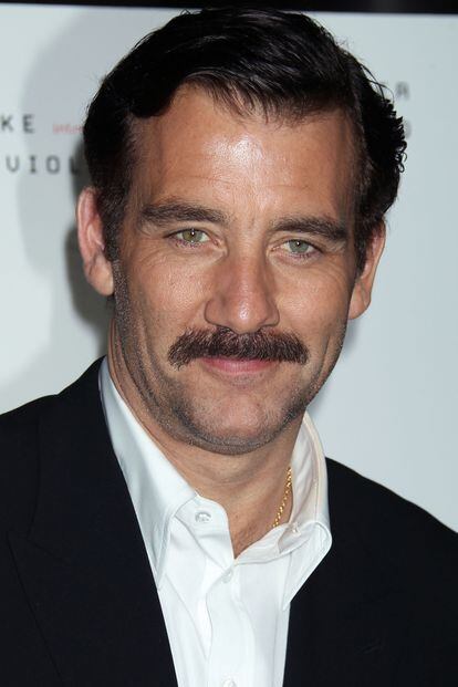 A Clive Owen le aporta un toque serio y elegante.