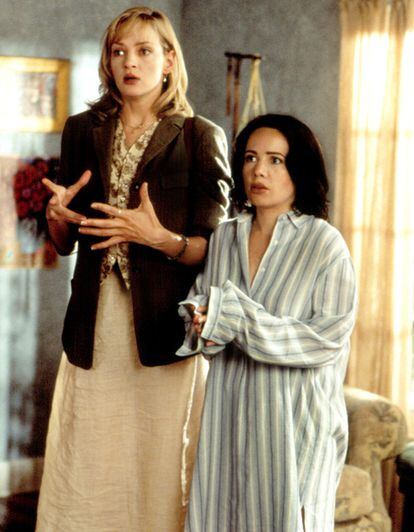 En los 90 llegó la Generación X y, con ella, los club de comedia independiente. De allí apareció Janeane Garofalo (en la foto, junto a Uma Thurman), la líder de la 'comedia alternativa', que llevaba los monólogos a las cafeterías y las librerías. Tras aparecer en el Ben Stiller Show o en el Larry Snader Show, la actriz y comediante demostró su valía ante el gran público con papeles en Reality Bites y con su participación en el Saturday Night Life.