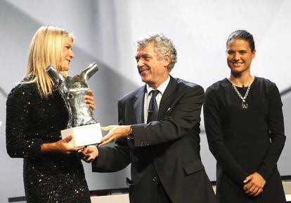 Villar entrega a la noruega Ada Hegerberg el premio a la mejor jugadora de Europa.