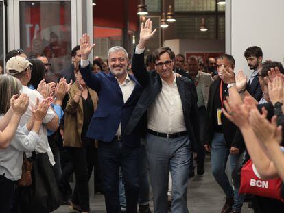 El candidato del PSC a alcalde de Barcelona, Jaume Collboni (a la izquierda) y el líder del PSC, Salvador Illa, en la sede del partido en Barcelona en la noche del 28-M.