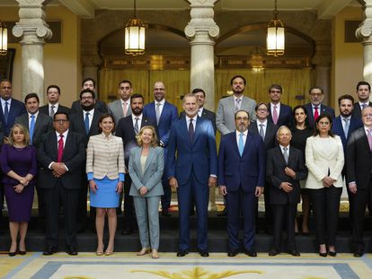 Foto de familia durante la audiencia real a los ministros de Economía y Finanzas de América Latina y el Caribe asistentes a la CLXXIX Reunión del Directorio del Banco de Desarrollo de América Latina (CAF), este miércoles en Madrid.