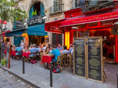 Restaurantes en el Barrio Latino de París, en Francia.
