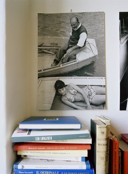 Libri e foto nell'angolo dell'ufficio di Paolo di Paolo.