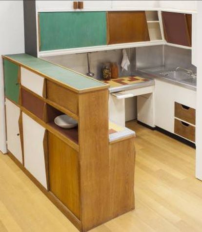 Las cocinas modulares de los pequeños apartamentos de La Cité Radieuse estaban separadas del salón por un armario, con un hueco que permitía pasar los platos de un lado al otro. Abajo, una de estas cocinas de colores, donada por Andrea Woodner al MoMA. |
