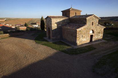 La iglesia de San Pedro de la Nave, en su recinto en la localidad zamorana de El Campillo.