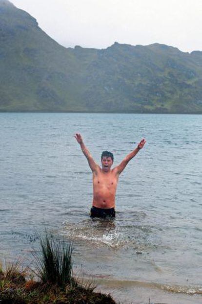 Un hombre se baña hoy, miércoles 18 de julio de 2012, en la laguna El Perol, en Cajamarca (Peru).