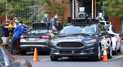 Empleados de Uber prueban el coche sin conductor en Pittsburgh.