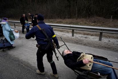 Un hombre es trasladado en un carretilla tras pasar el río Irpi, este sábado. Naciones Unidas ha hecho público un informe oficial de víctimas del ataque de Rusia a Ucrania. Desde el pasado 24 de febrero y hasta la medianoche del viernes 4 de marzo, ha explicado la ONU en un comunicado, ha habido "al menos 351 muertos y 707 heridos". 