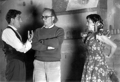 Carmen Maura y Andrés Pajares reciben instrucciones de Carlos Saura, en el rodaje de  '¡Ay, Carmela!', en el teatro Lara de Madrid el 25 de octubre de 1989.