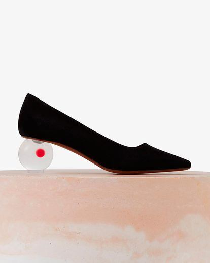 Zapato de ante con tacón transparente de Neous (595 euros aprox)