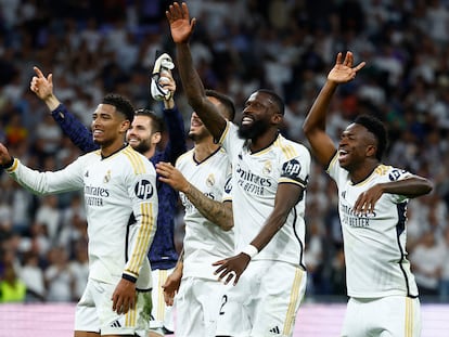 Jude Bellingham, Antonio Rudiger y Vinicius Junior celebran la victoria en el Bernabéu.