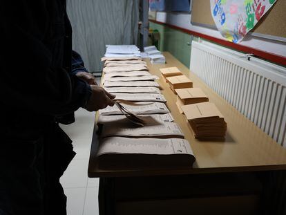 Una persona elige papeleta de voto durante las elecciones municipales.