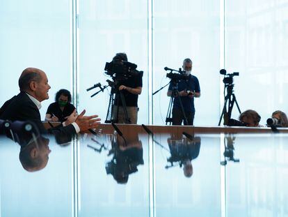 El canciller alemán, Olaf Scholz, se prepara para dar una conferencia de prensa, el 11 de agosto en Berlín.