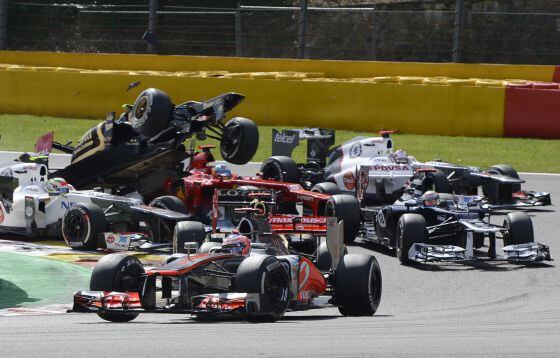 Grosjean provoca un accidente en la primera curva.