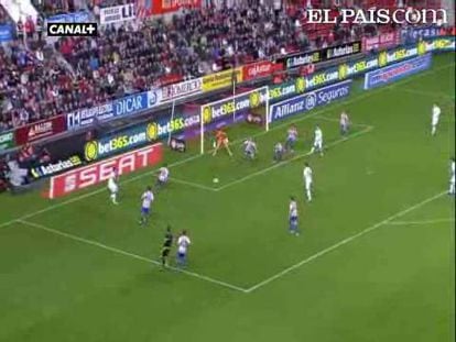 El Real Madrid se mantiene líder tras el triunfo en Gijón gracias a un gol del argentino. Sexta victoria consecutiva del equipo de Mourinho. Muy buen partido de Benzema, que salió por Di María. <strong><a href="http://www.elpais.com/buscar/liga-bbva/videos">Vídeos de la Liga BBVA</a></strong> 