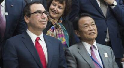 El secretario del Tesoro de EEUU, Steve Mnuchin, junto al ministro de Finanzas japonés, este sábado, poco antes del Comité Financiero y Monetario del FMI.